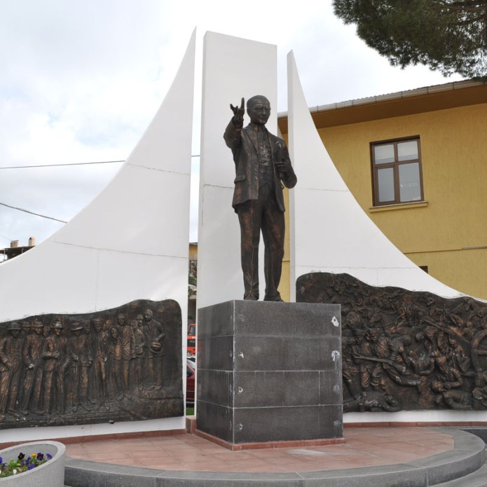 Gördes Atatürk Anıtı