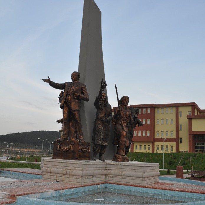 Maltepe Üniversitesi Cumhuriyet Anıtı