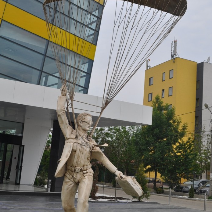 romanya-bukres-airport-plaza-sembol-heykeli